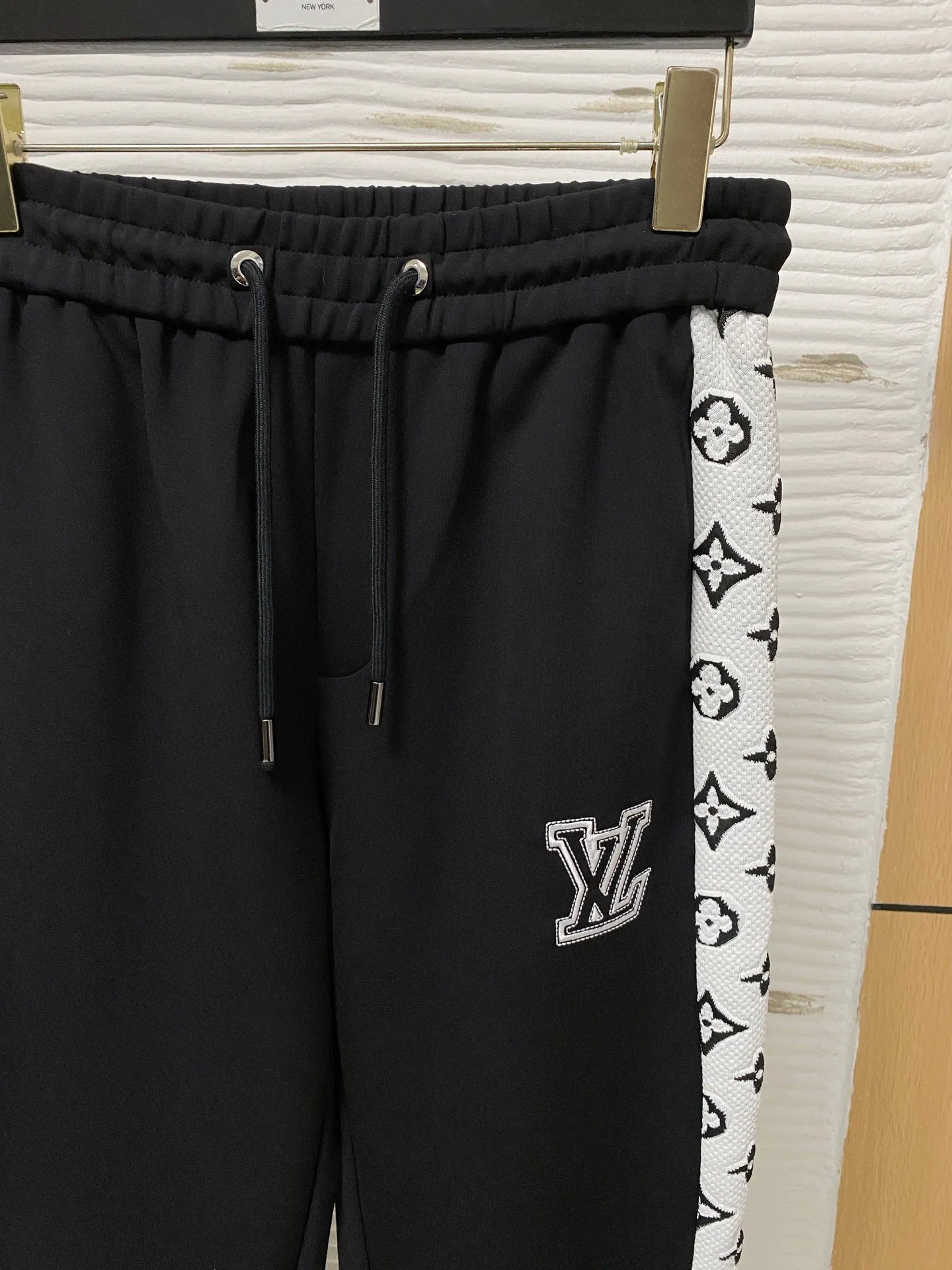 🅿️720 [LV Louis Vuitton] hot-selling suit is coming. Focus on the original version of the official website. 2025 new hot-selling cardigan and sweatshirt suit. The original order is the best. 🇭🇰The meticulous work of top designers. It has a fitting and perfect upper body effect. All-natural high-quality Tencel Roman cotton 100%, close-fitting comfort, noble and elegant! Original hardware embodies elegance and nobility! Counter size: M-3XL (maximum wear up to 190 pounds)